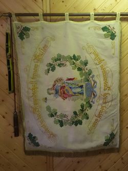 Fahne
          hochkant hinten